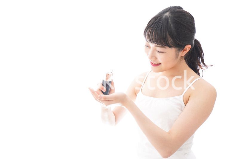 クリームを塗る若い女性