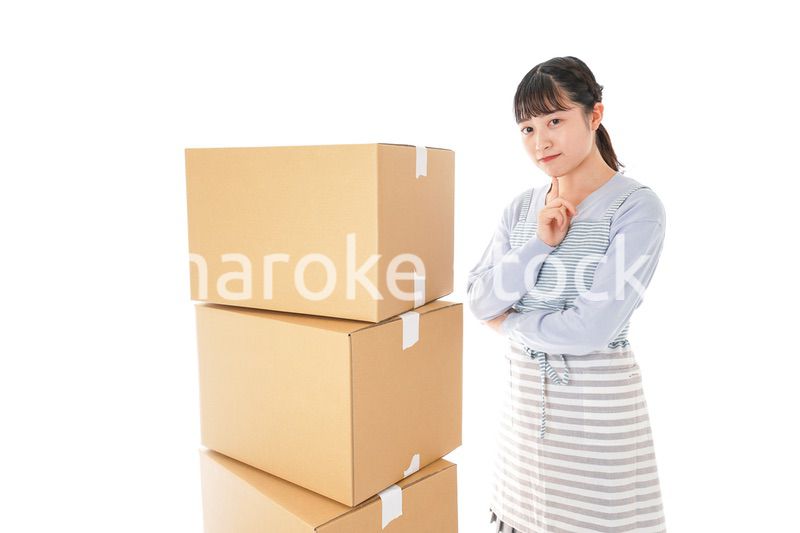 引越しをする若い女性