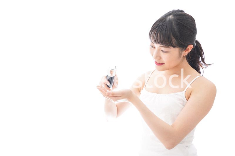 スキンケア・メイクをする若い女性