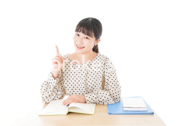 机で勉強をする若い女性