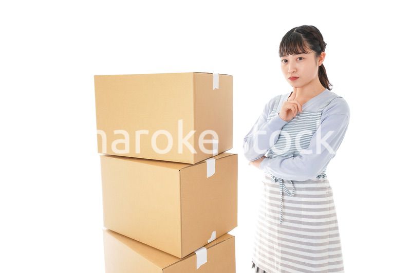 引っ越しをする若い女性