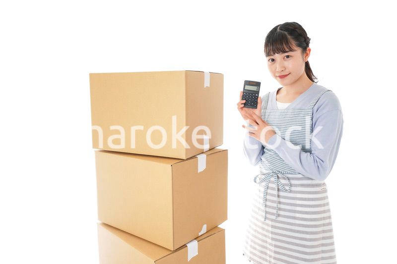 引っ越しをする若い女性