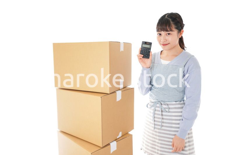引っ越しをする若い女性