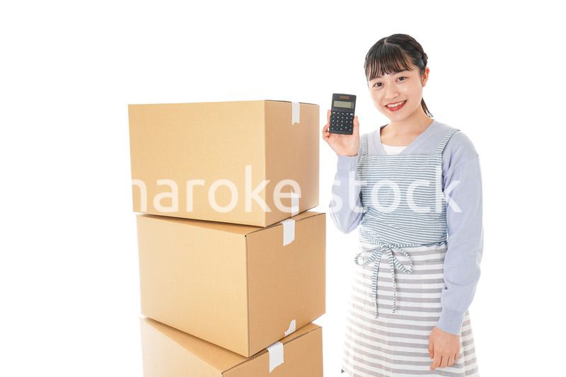 引越しをする若い女性