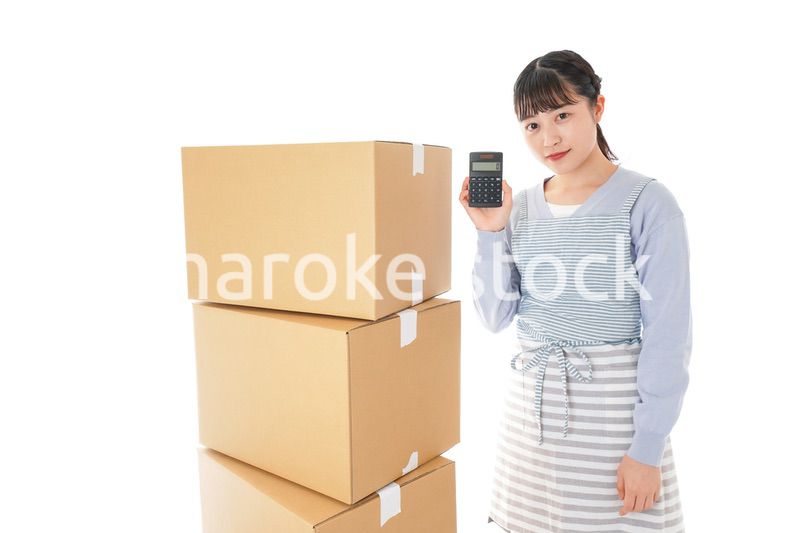 引っ越しをする若い女性
