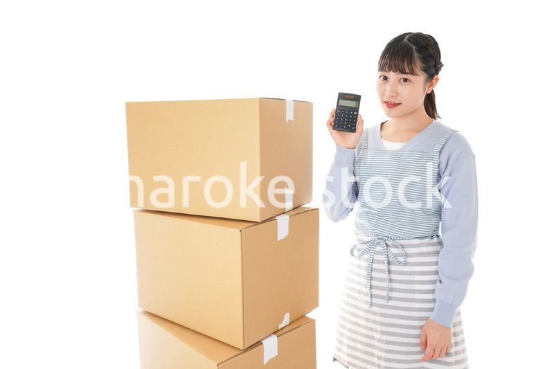 引っ越しをする若い女性