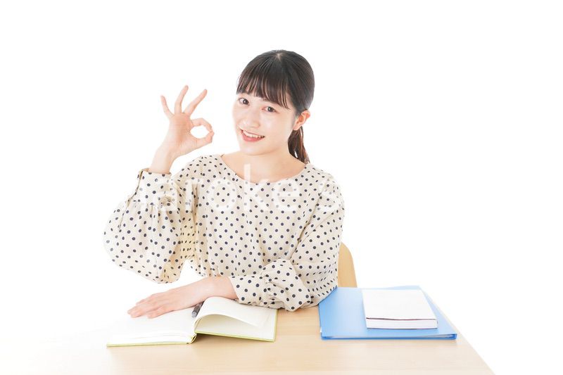 机で勉強をする若い女性