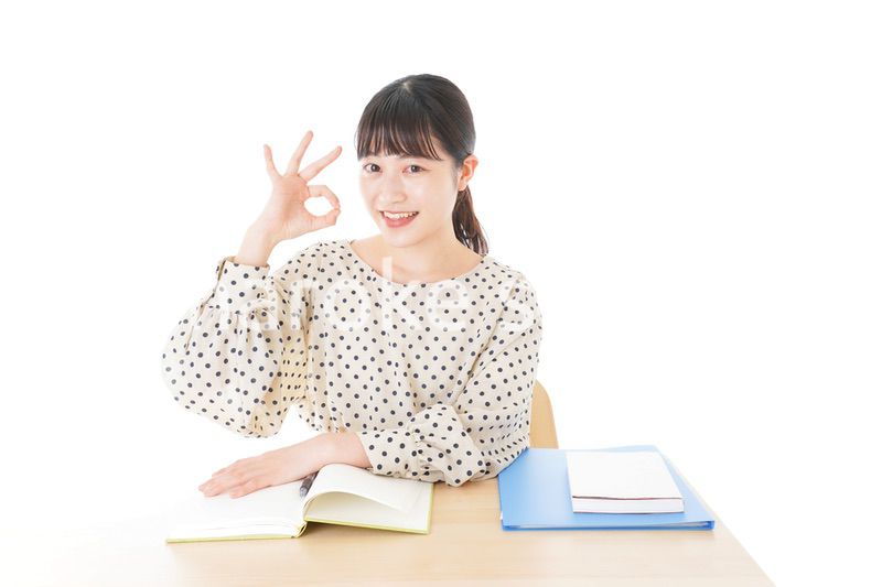 机で勉強をする若い女性