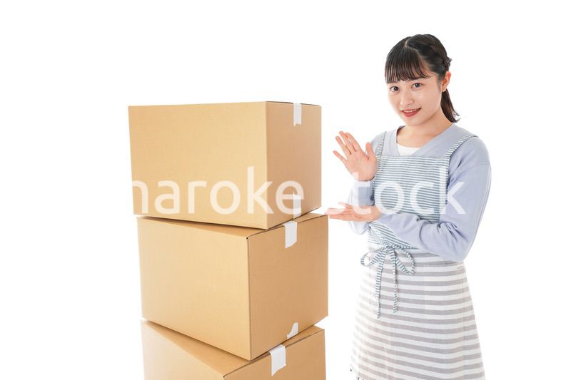 引っ越しをする若い女性