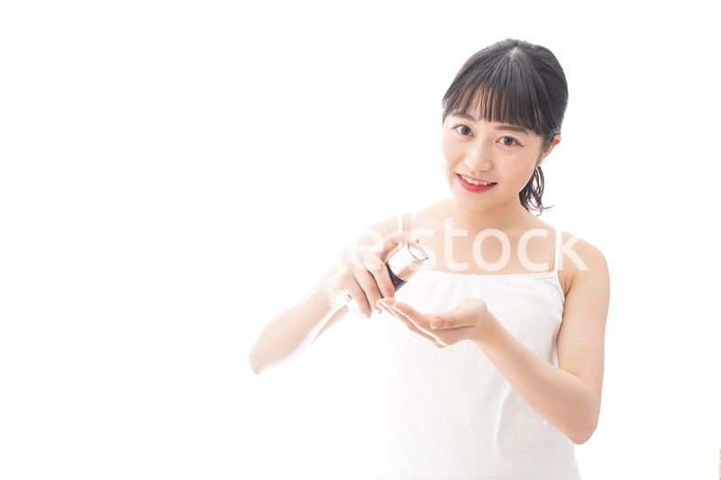 スキンケア・メイクをする若い女性