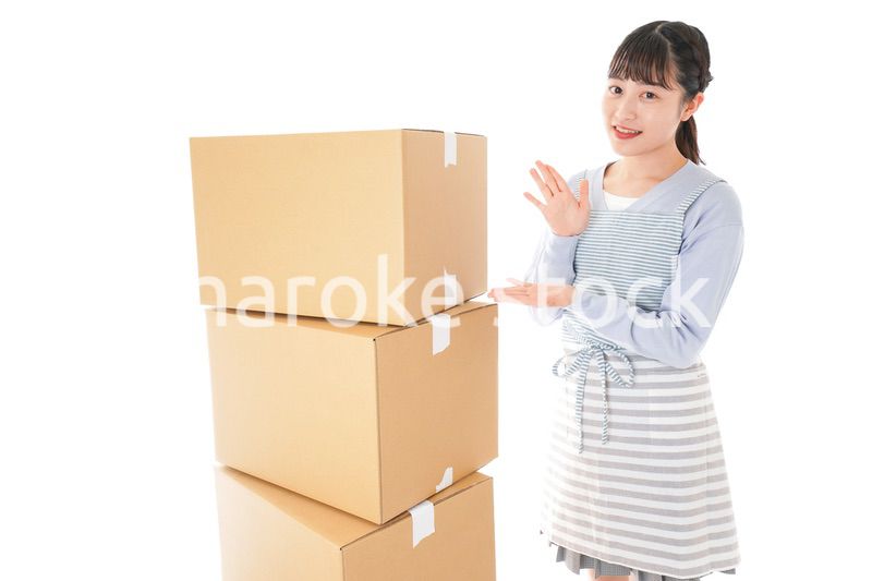 引っ越しをする若い女性