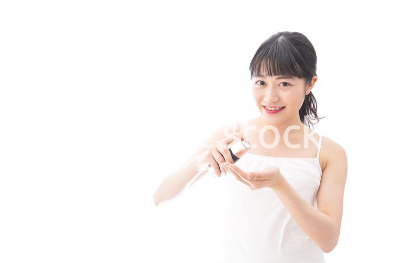 クリームを塗る若い女性