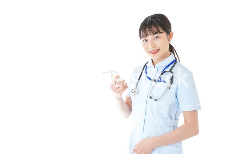 体温の計測をする看護師