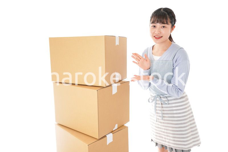 引越しをする若い女性