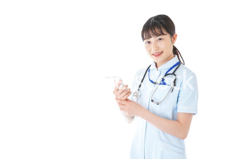 体温の計測をする看護師