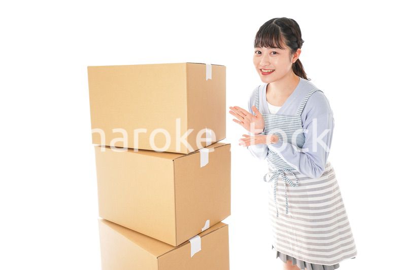 引越しをする若い女性