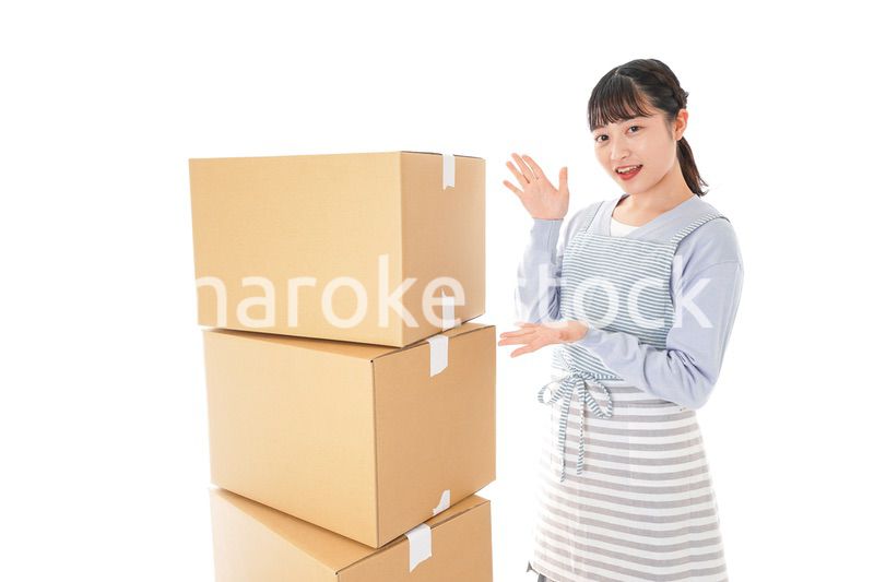 引越しをする若い女性