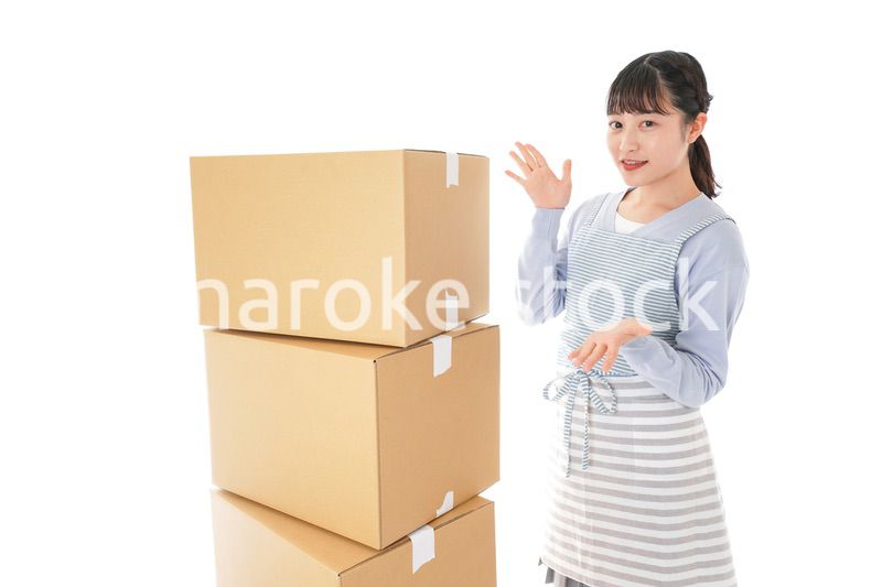 引っ越しをする若い女性