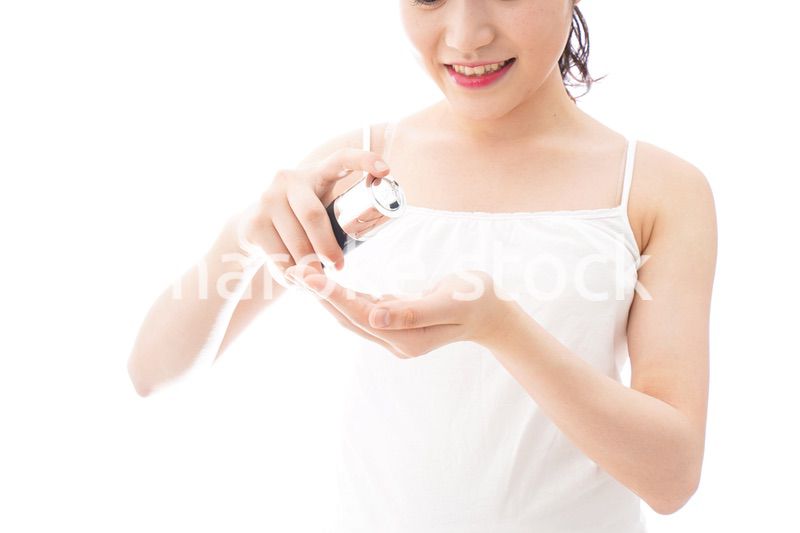 クリームを塗る若い女性