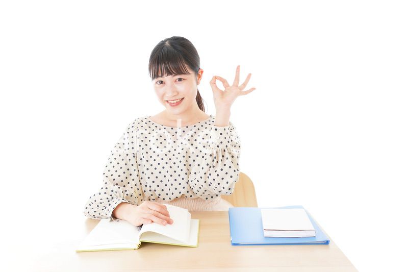 机で勉強をする若い女性