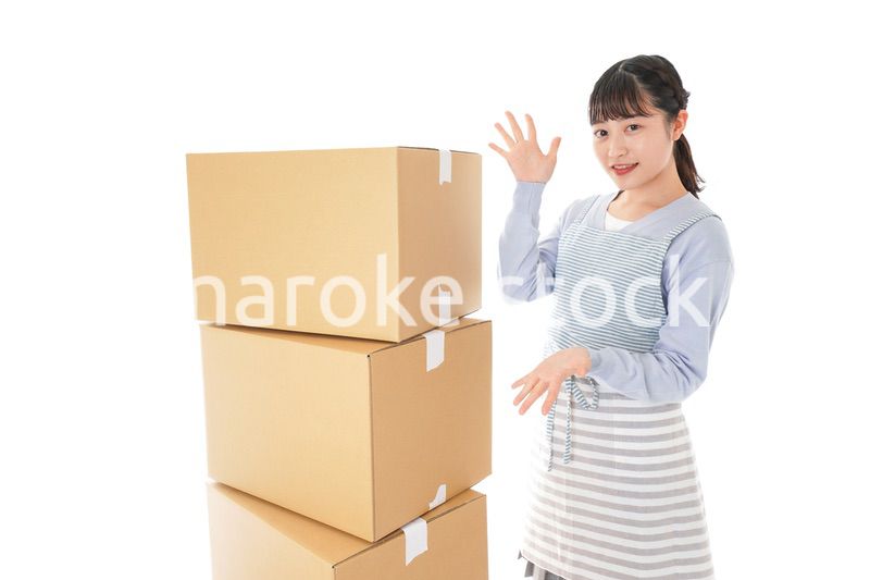 引っ越しをする若い女性