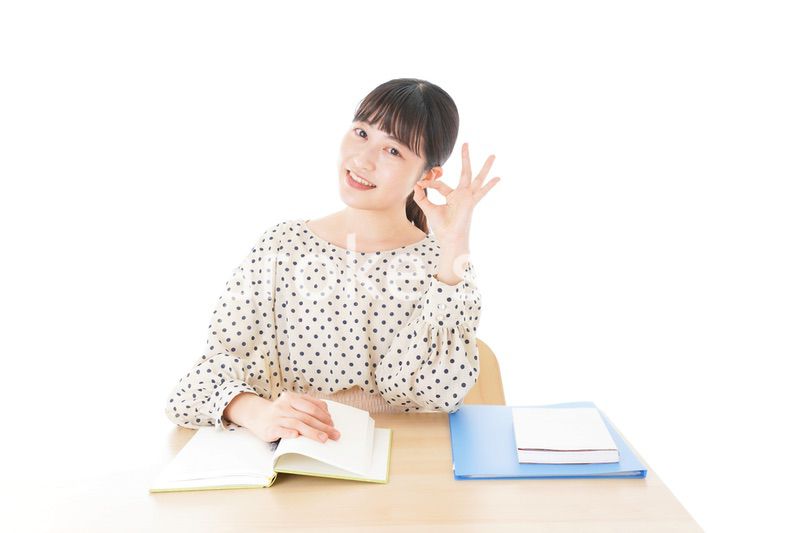 机で勉強をする若い女性
