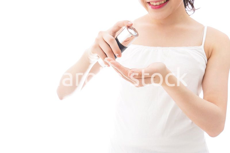 スキンケア・メイクをする若い女性