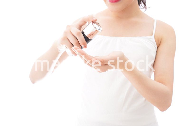 クリームを塗る若い女性