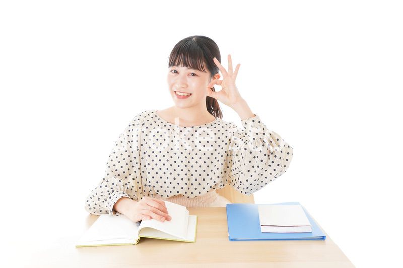 机で勉強をする若い女性