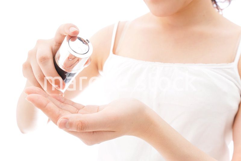 スキンケア・メイクをする若い女性