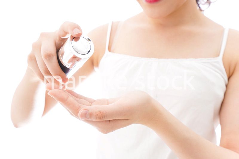 クリームを塗る若い女性