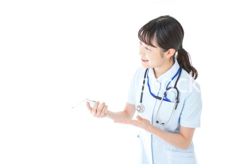 体温の計測をする看護師
