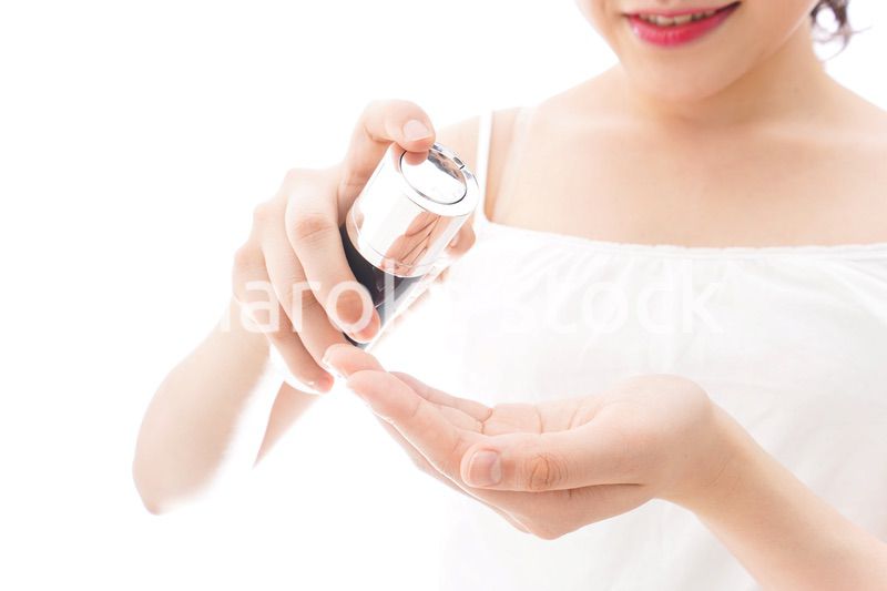 クリームを塗る若い女性