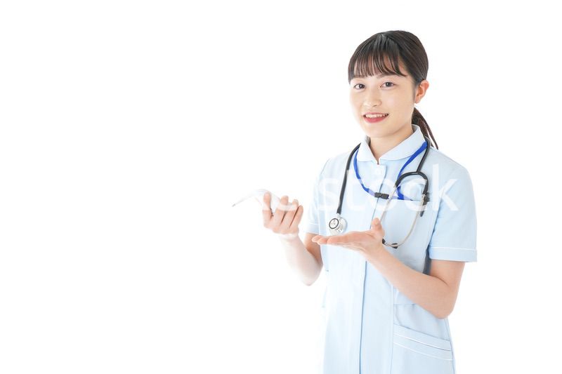 体温の計測をする看護師