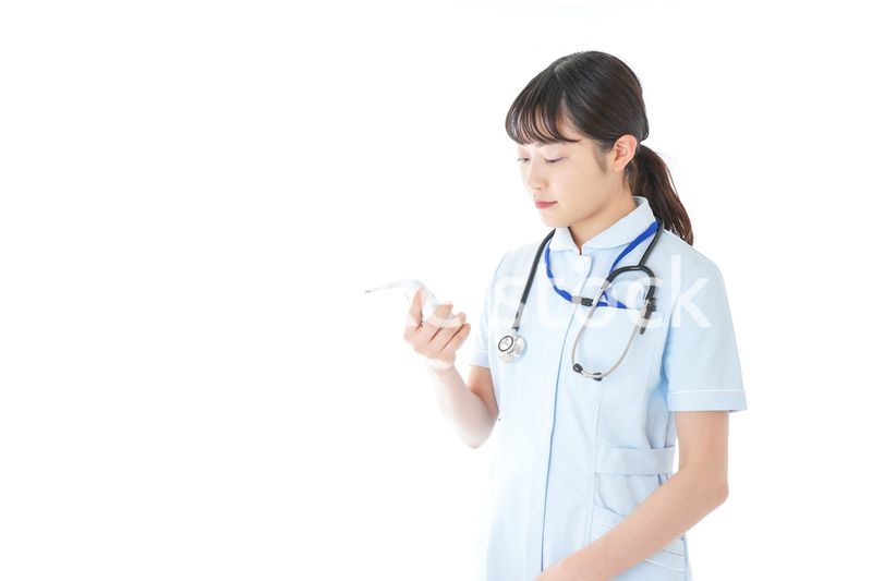 体温の計測をする看護師