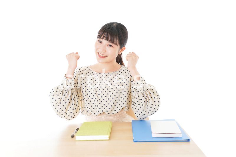 ガッツポーズをする笑顔の女子学生