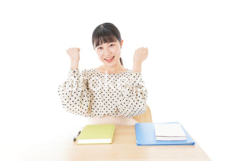 ガッツポーズをする笑顔の女子学生