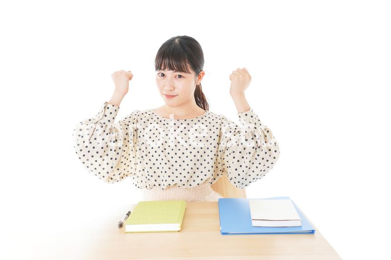 ガッツポーズをする笑顔の女子学生