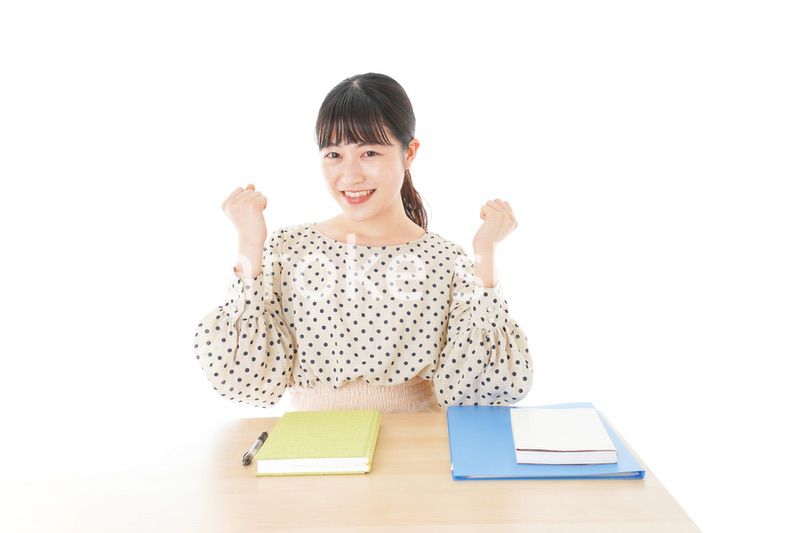 ガッツポーズをする笑顔の女子学生