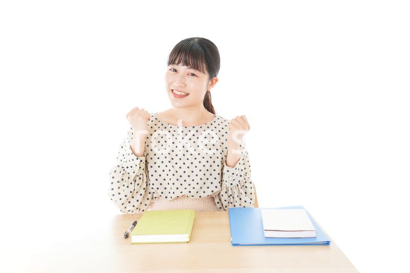 ガッツポーズをする笑顔の女子学生