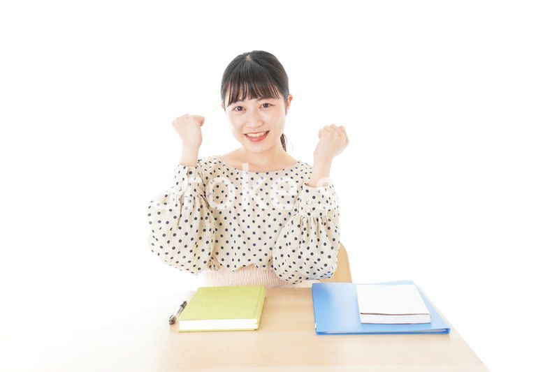 ガッツポーズをする笑顔の女子学生