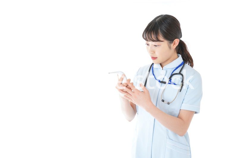 体温の計測をする看護師