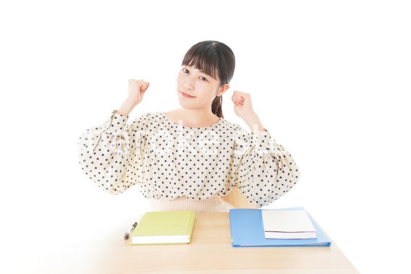 ガッツポーズをする笑顔の女子学生