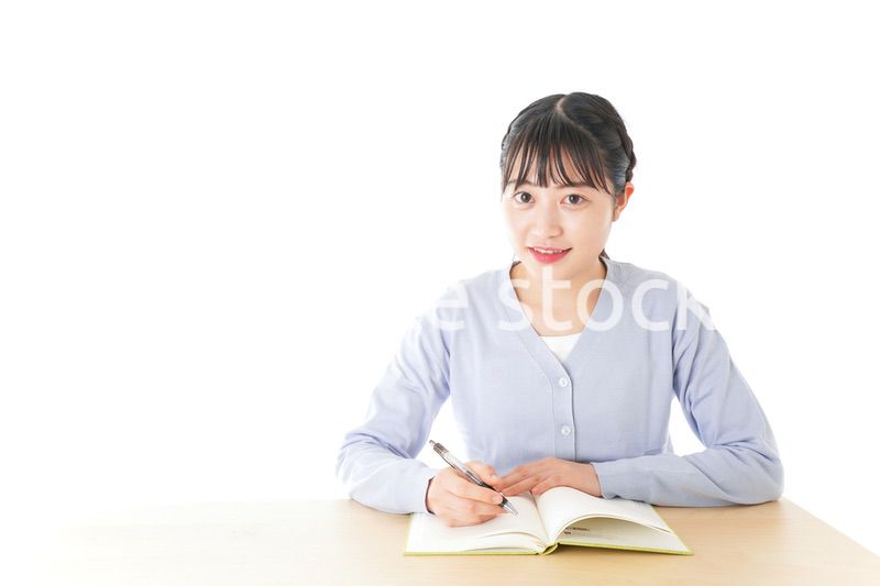 授業を受ける若い女子学生