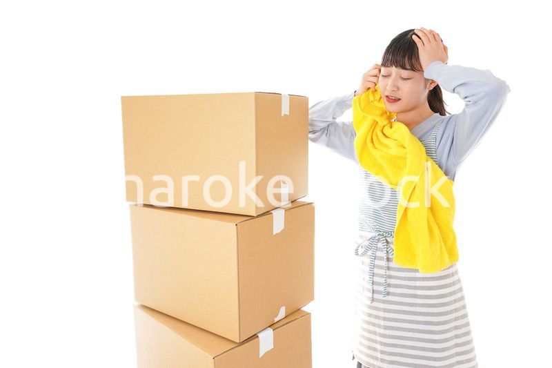 引越しをする若い女性
