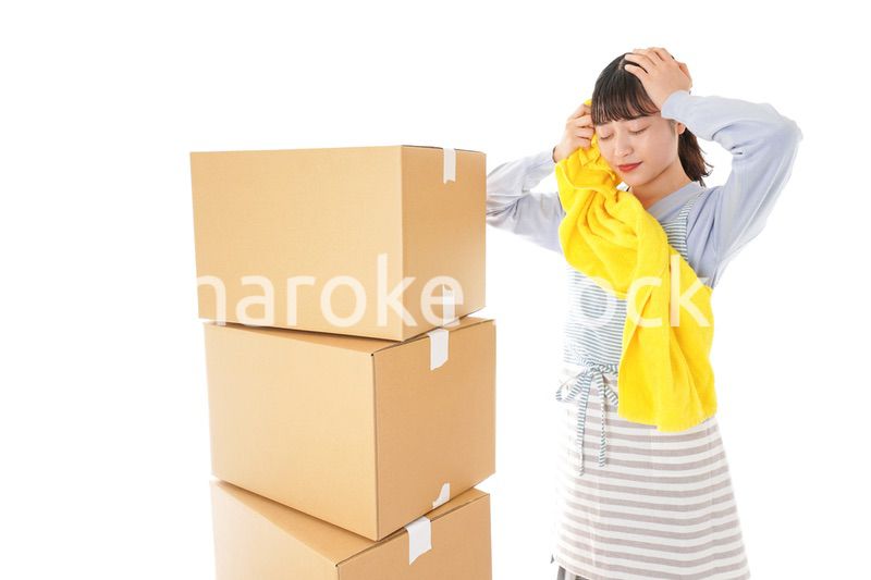 引越しをする若い女性