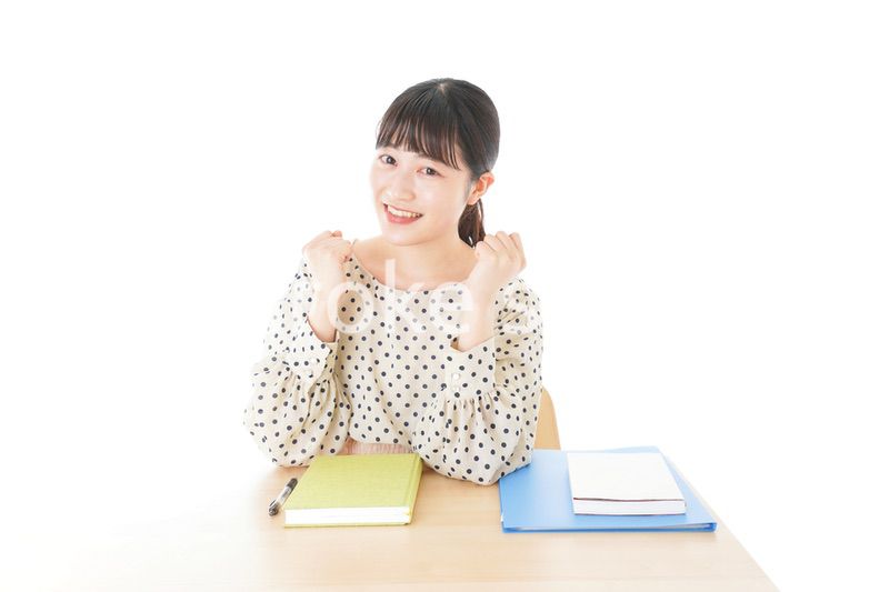 ガッツポーズをする笑顔の女子学生