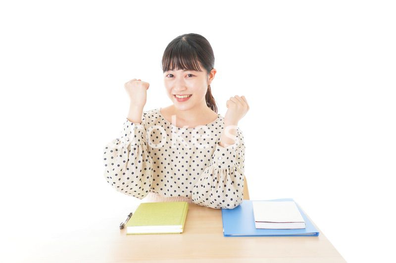 ガッツポーズをする笑顔の女子学生