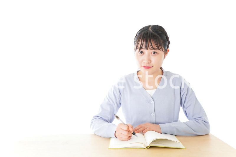 授業を受ける若い女子学生