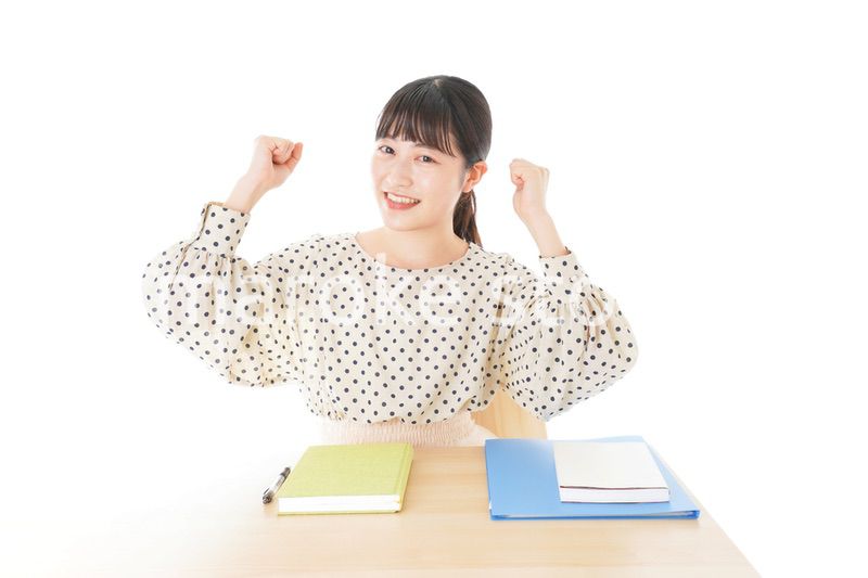 ガッツポーズをする笑顔の女子学生